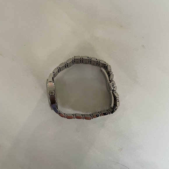 BURBERRY
Heritage Diamond Mother of Pearl Dial Stainless Steel Ladies Watch - Picture 5 of 11